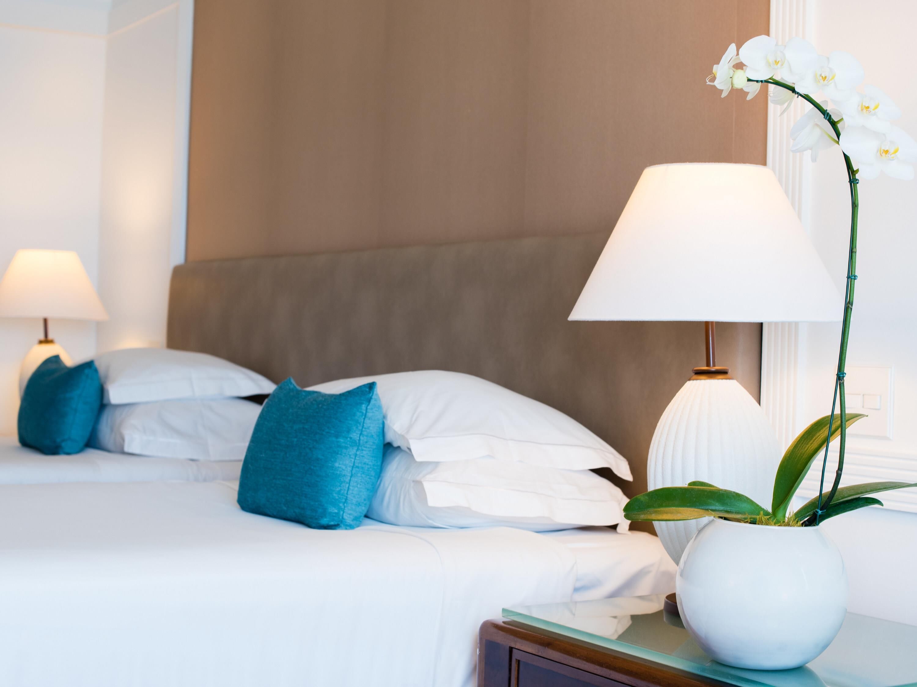 ملاءات للفراش لا تسبب الحساسية وميني بار وخزنة داخل الغرفة ومكتب