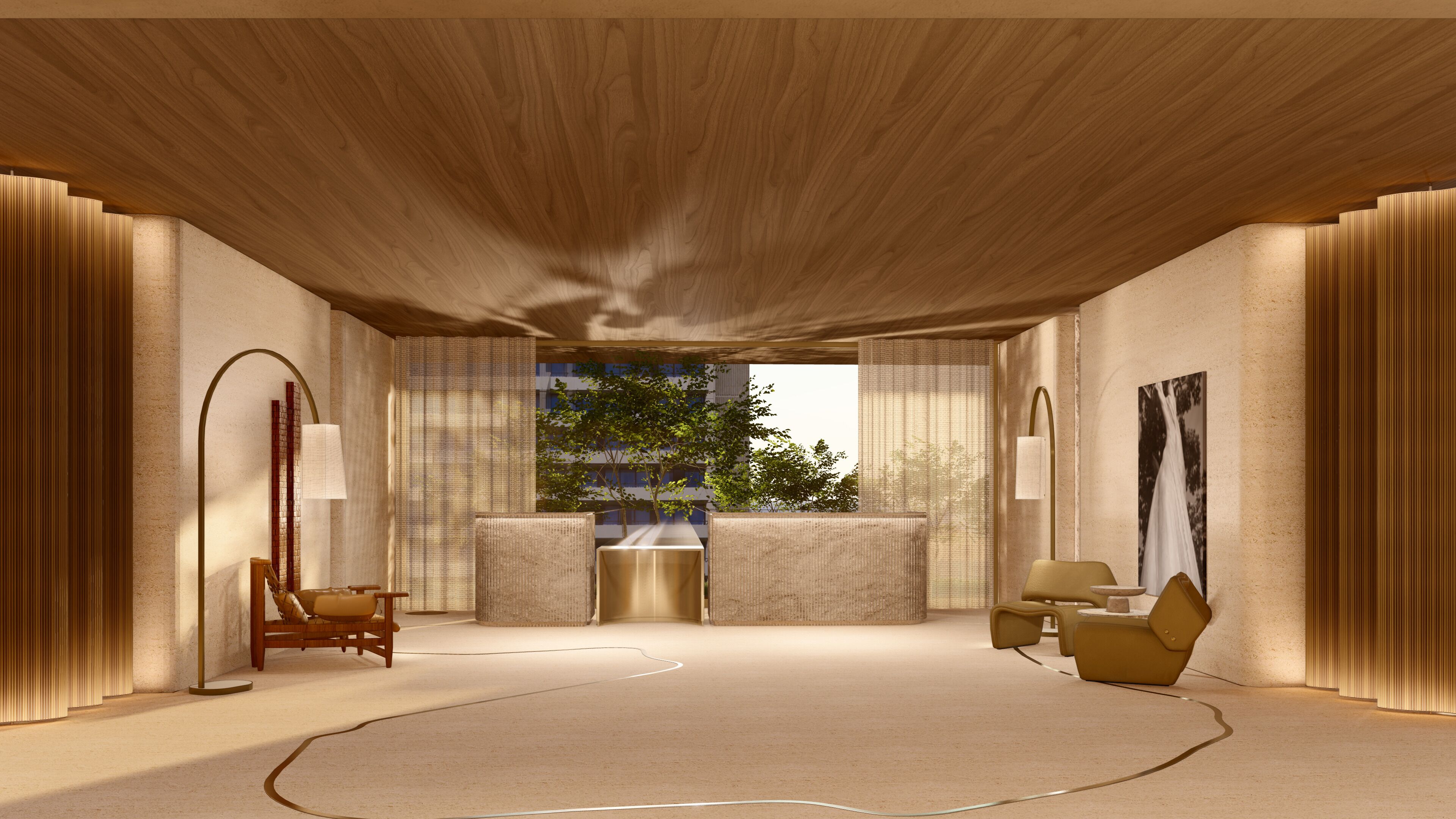 Une pièce spacieuse avec un plafond haut, une grande fenêtre donnant sur les arbres, un canapé, un fauteuil et une table.