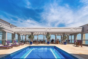 Outdoor pool, pool umbrellas, sun loungers - Sofitel Rio de Janeiro Ipanema Ex Caesar Park (Rio de Janeiro)