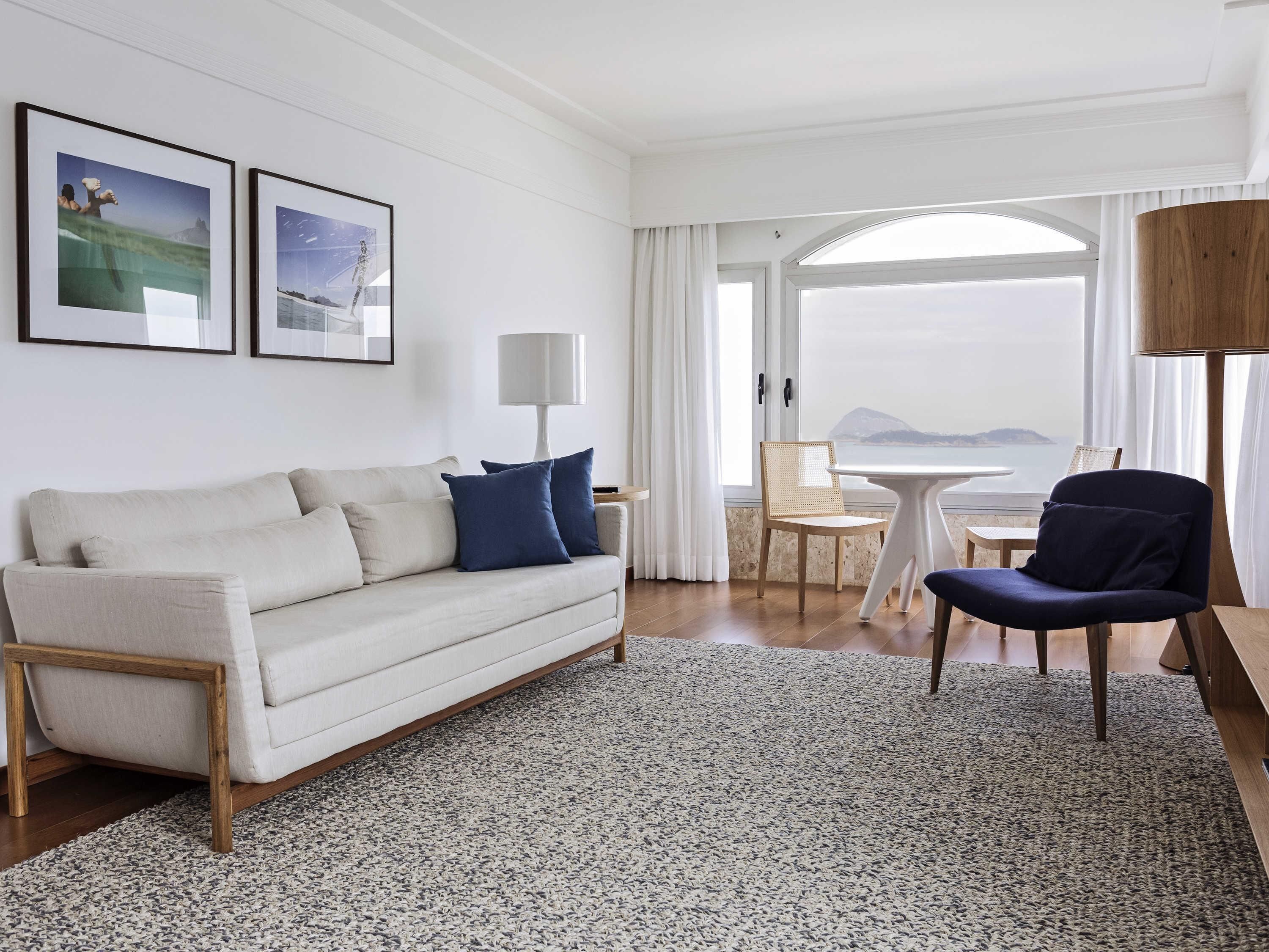 ملاءات للفراش لا تسبب الحساسية وميني بار وخزنة داخل الغرفة ومكتب