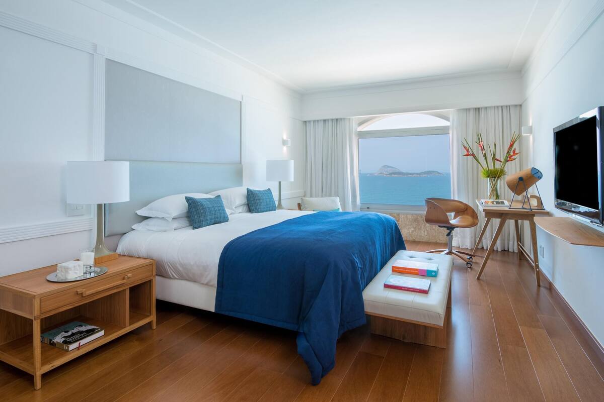 Suite (Prestige) | Hypo-allergenic bedding, minibar, in-room safe, desk