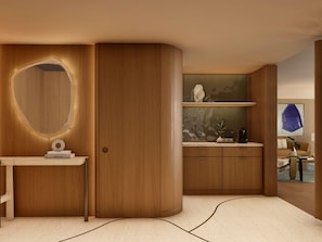 Un intérieur moderne avec une coiffeuse en bois, un miroir rond et une étagère ornée d’objets décoratifs.