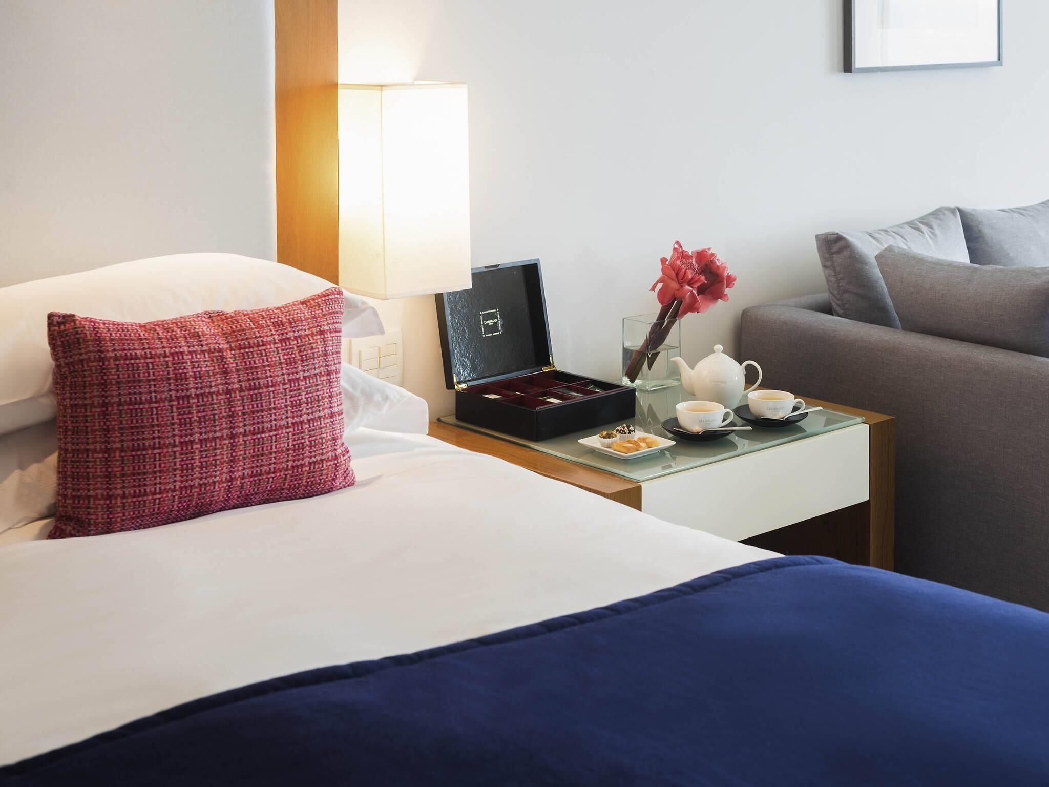 ملاءات للفراش لا تسبب الحساسية وميني بار وخزنة داخل الغرفة ومكتب