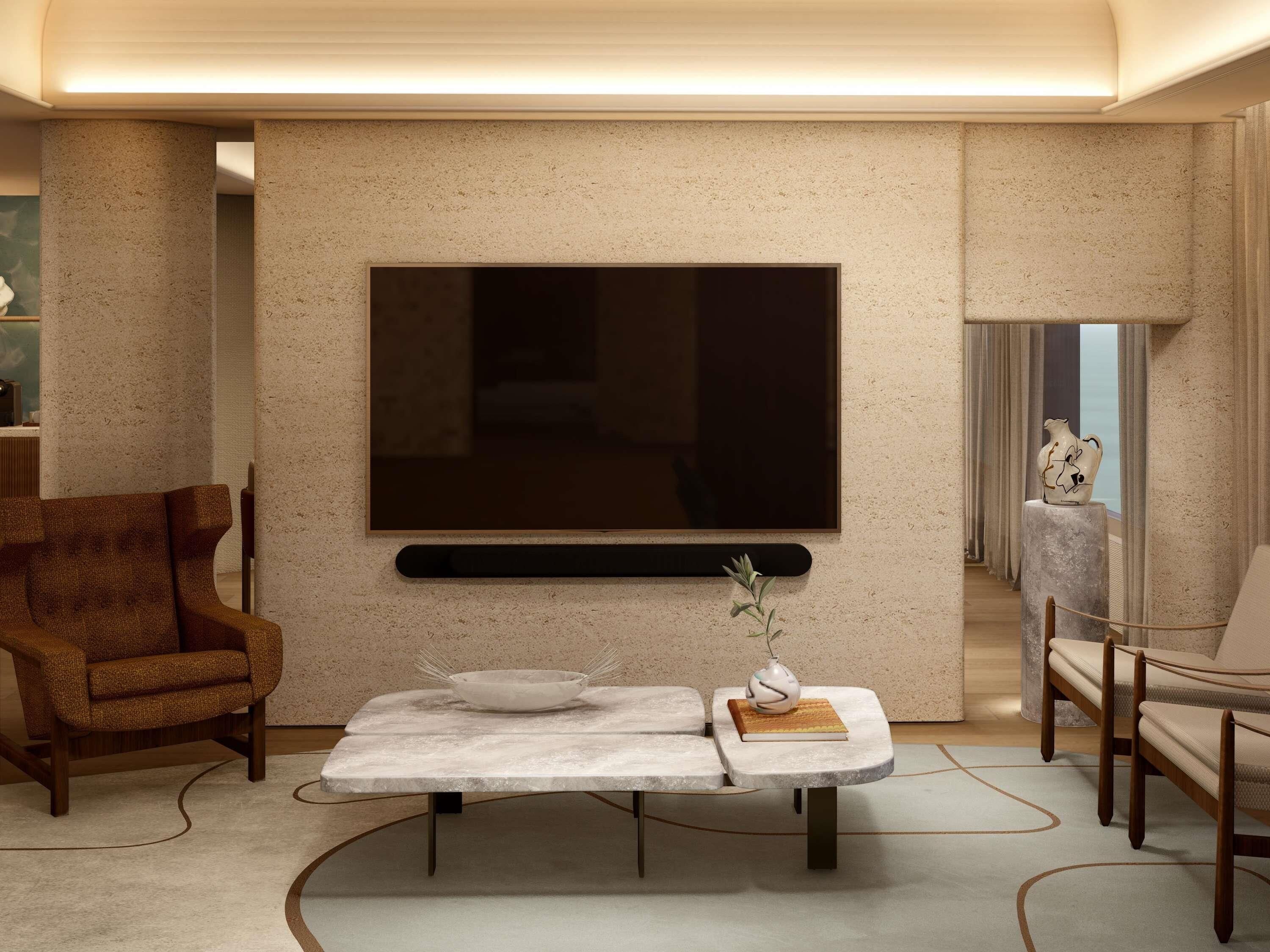 Uma sala de estar moderna com uma televisão de tela plana na parede, uma mesa de centro de mármore com objetos decorativos e uma poltrona marrom.
