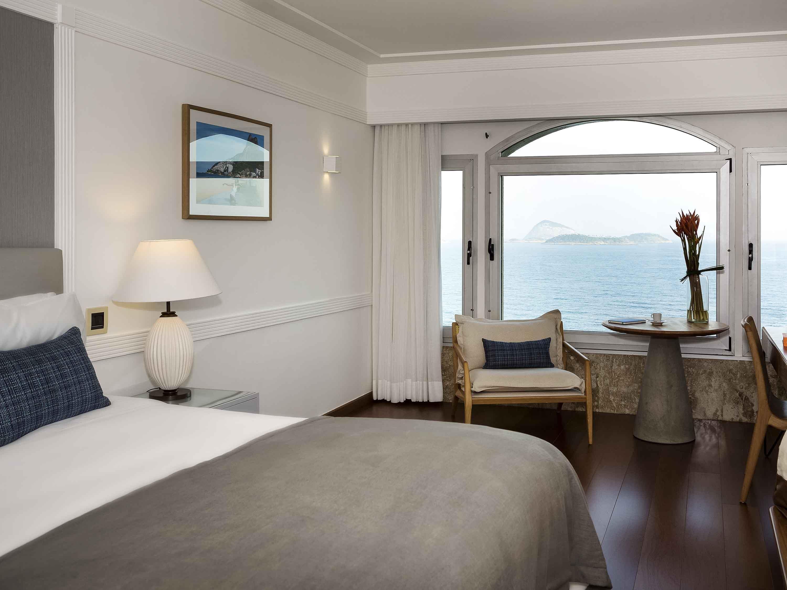 ملاءات للفراش لا تسبب الحساسية وميني بار وخزنة داخل الغرفة ومكتب