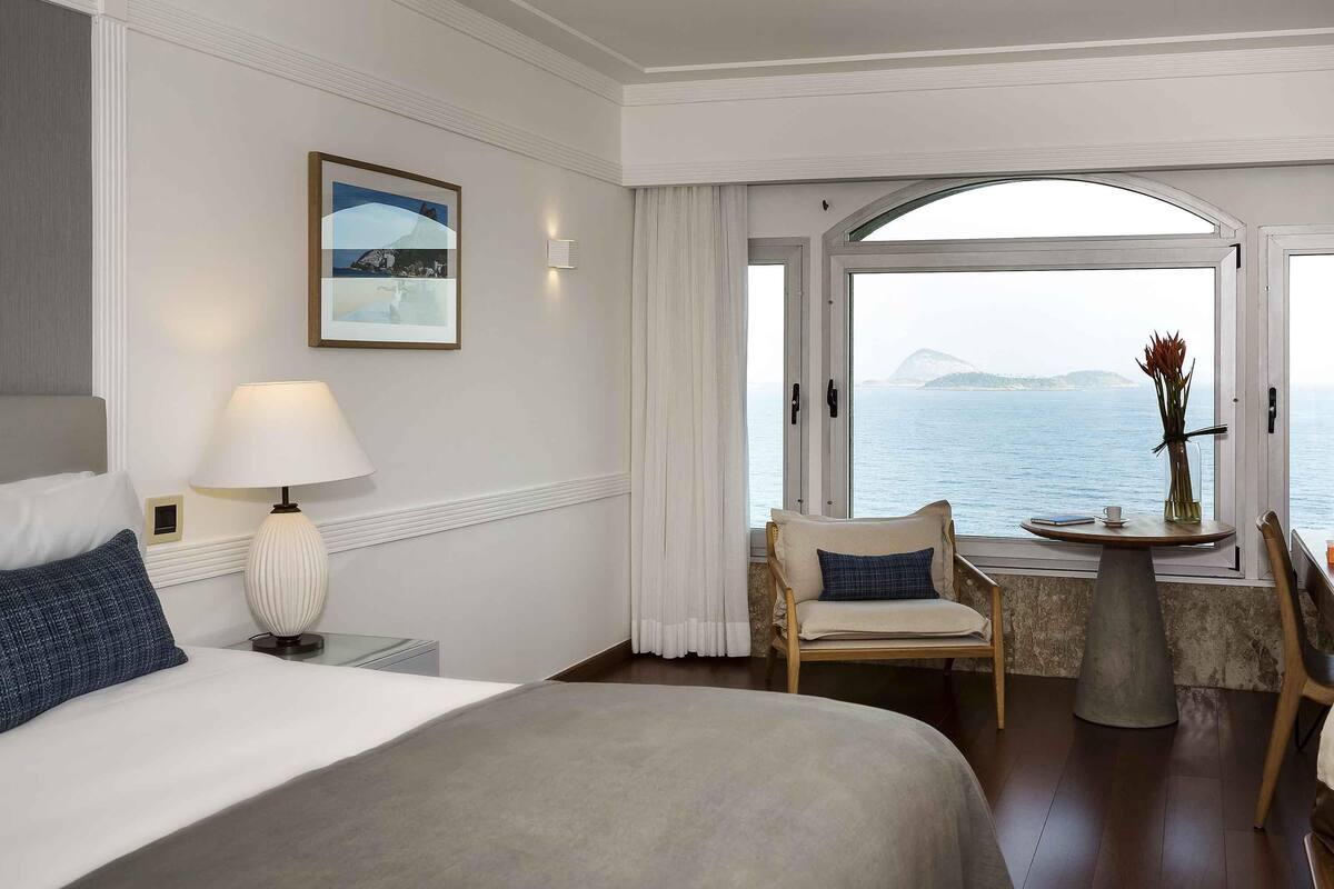 غرفة فاخرة. - بمنظر للبحر | ملاءات للفراش لا تسبب الحساسية وميني بار وخزنة داخل الغرفة ومكتب