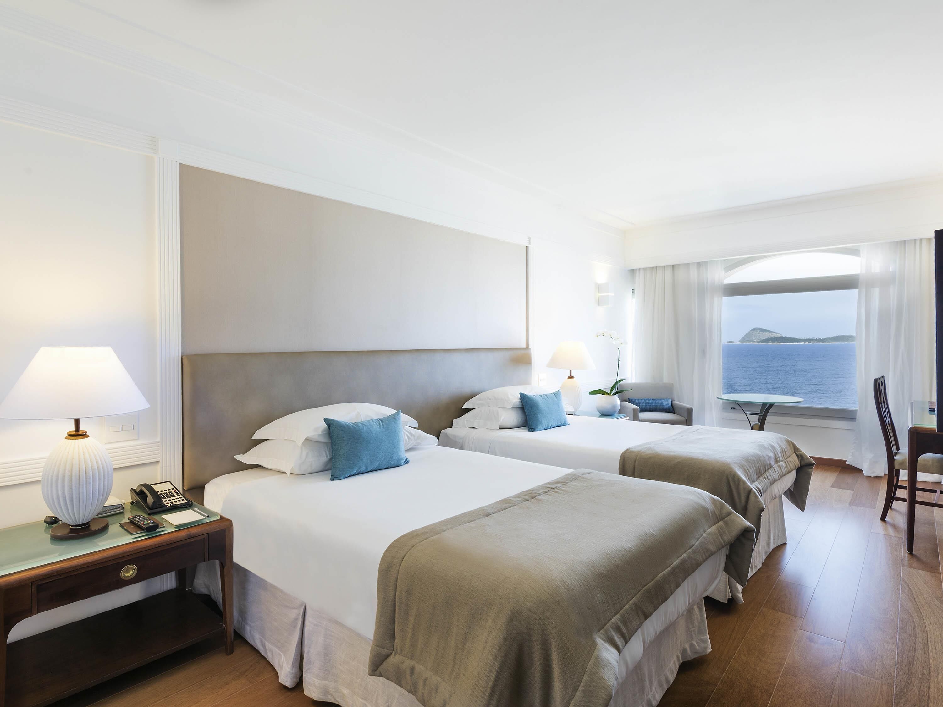 ملاءات للفراش لا تسبب الحساسية وميني بار وخزنة داخل الغرفة ومكتب