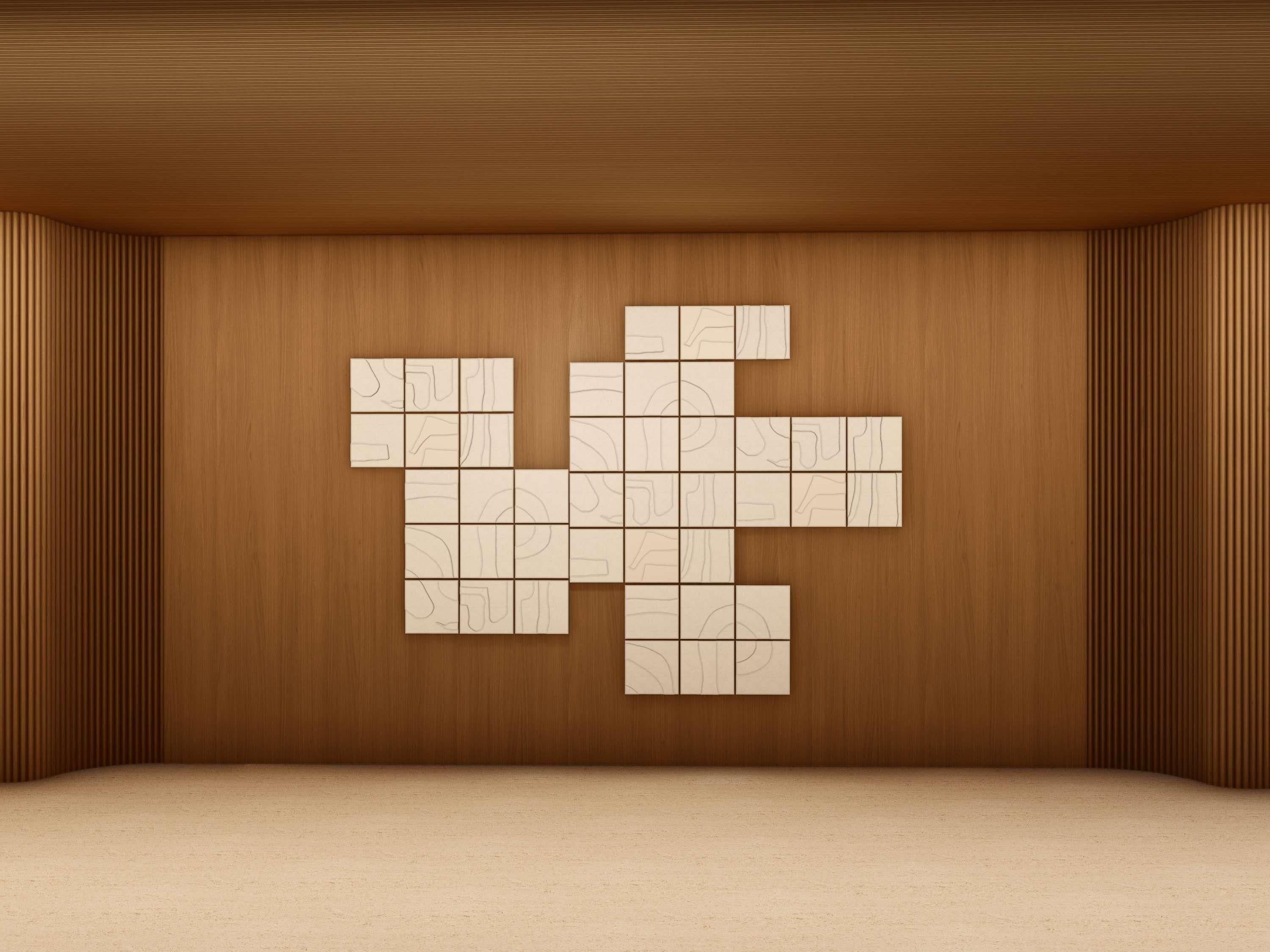 Una habitación con paredes de madera y un diseño geométrico del plano del piso.