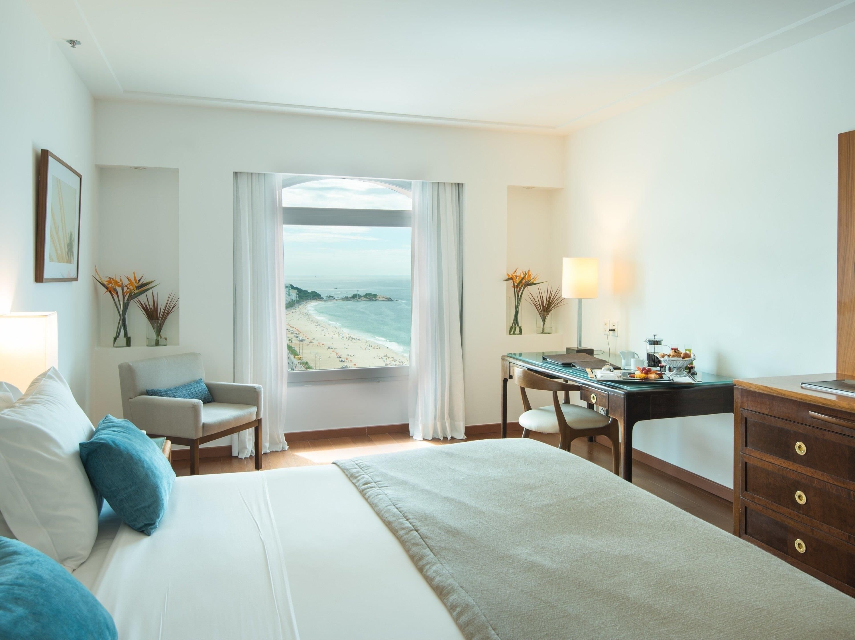 ملاءات للفراش لا تسبب الحساسية وميني بار وخزنة داخل الغرفة ومكتب