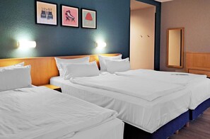 Premium Room, Multiple Beds (Up to 3 Adults) | Hypo-allergenic bedding, desk, blackout curtains, soundproofing - Garner Hotel Cottbus Sud by IHG (Cottbus)