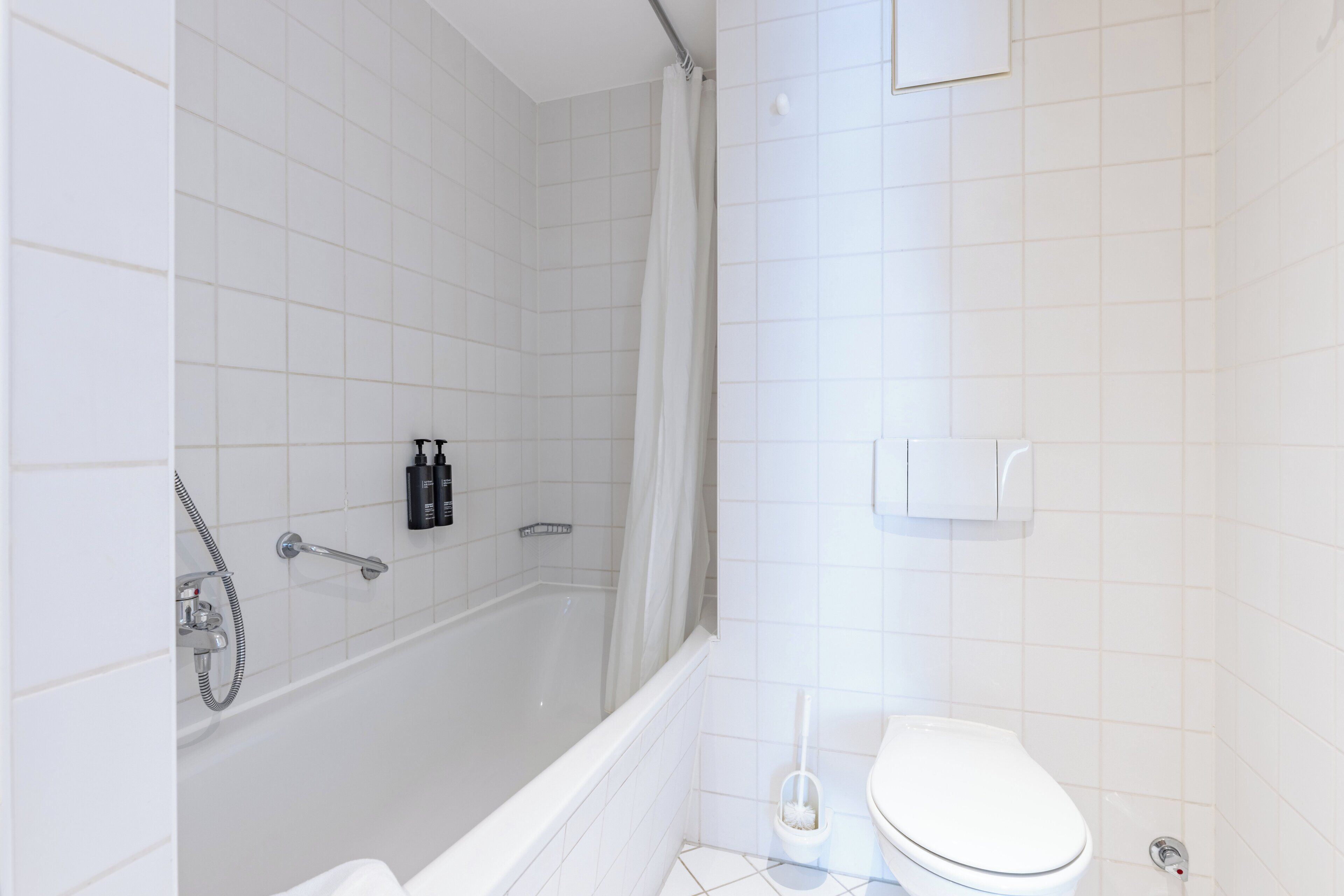 Une salle de bain avec une baignoire, des toilettes et une douche.