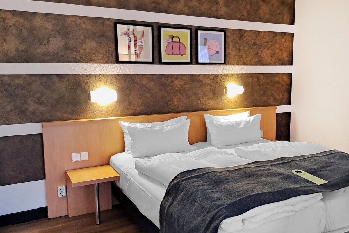 Standard Room | Hypo-allergenic bedding available, desk, blackout drapes, soundproofing