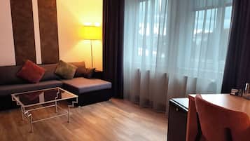 Habitación Premium, varias camas (Up to 3 Adults) | Ropa de cama hipoalergénica, escritorio, cortinas opacas