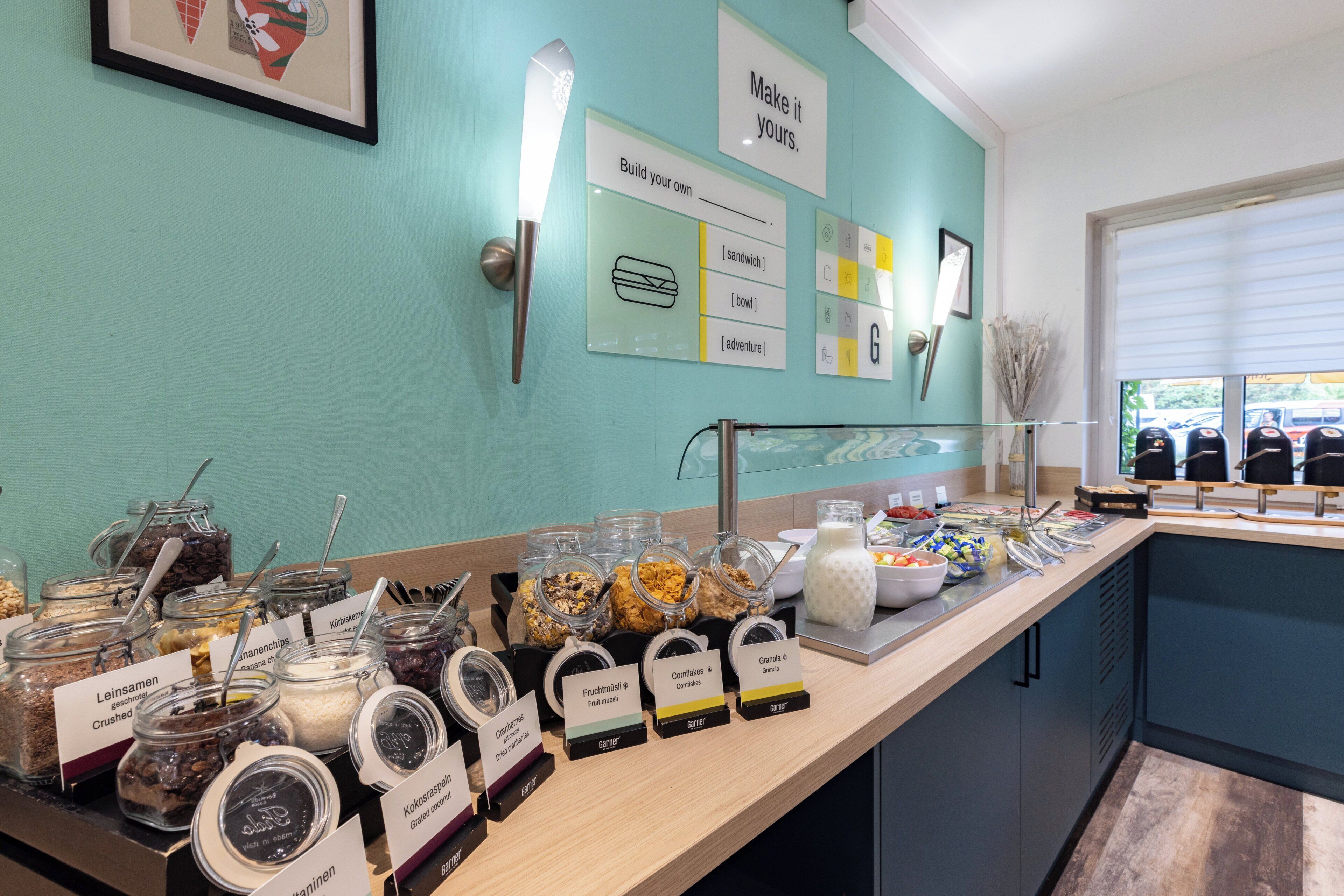 Un bufé de desayuno con diversas opciones de comida y recipientes etiquetados.