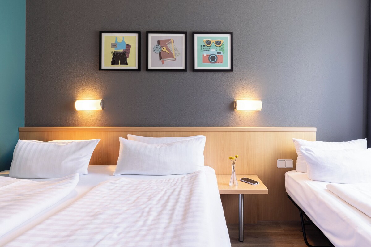 標準客房, 2 張單人床 (Up to 3 Guests) | 低過敏寢具、書桌、遮光布/窗簾、隔音