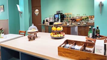 Tägliches Frühstücksbuffet (17 EUR pro Person)