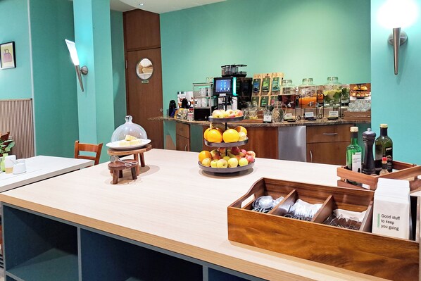 Daily buffet breakfast (EUR 17 per person) - Garner Hotel Cottbus Sud by IHG (Cottbus)