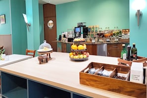 Daily buffet breakfast (EUR 17 per person) - Garner Hotel Cottbus Sud by IHG (Cottbus)