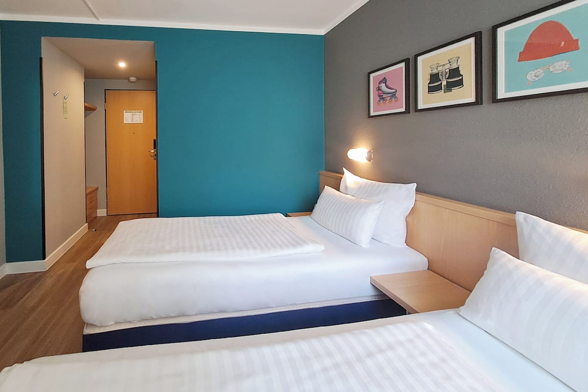 Ropa de cama hipoalergénica, escritorio y cortinas blackout