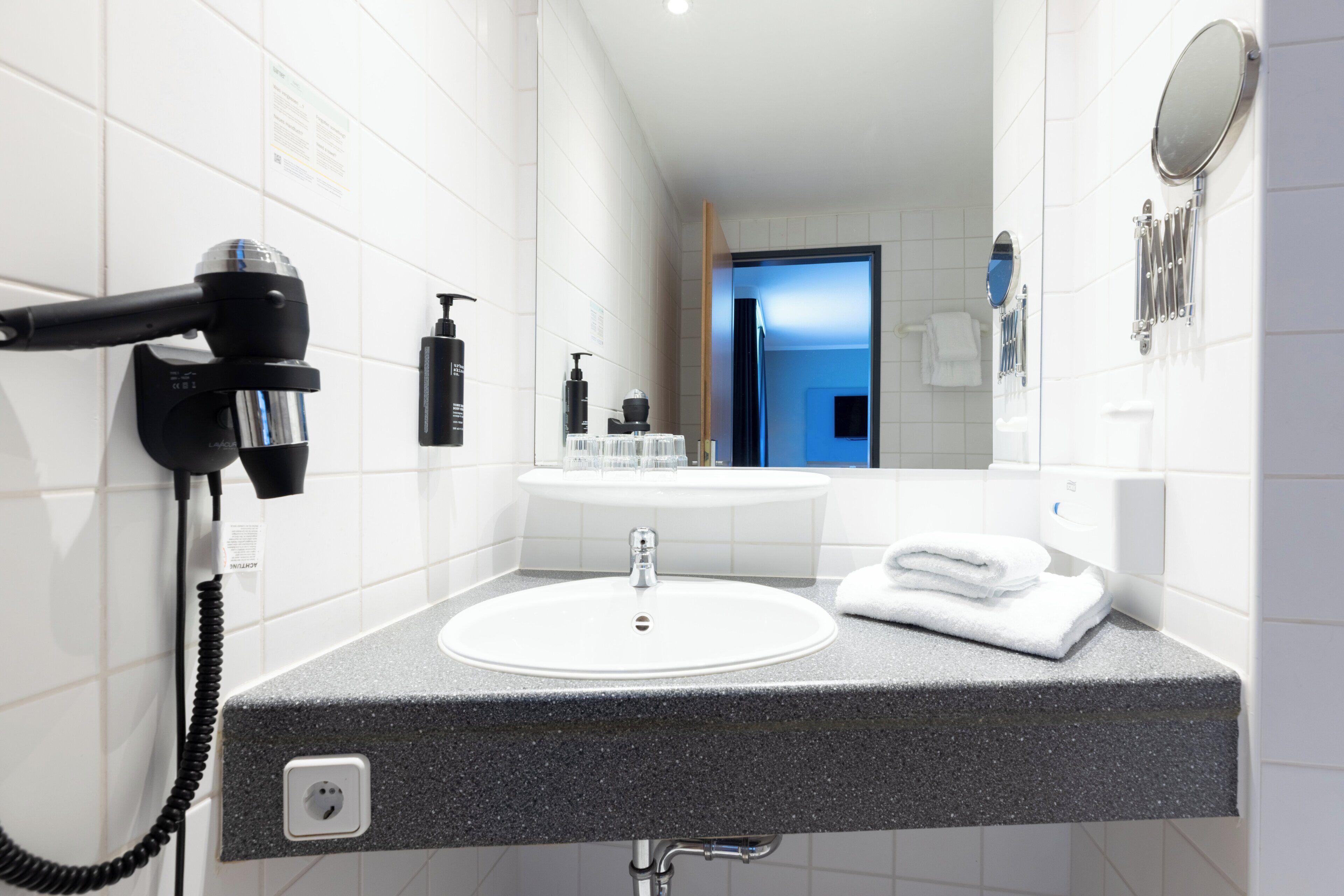 Dusche, kostenlose Toilettenartikel, Haartrockner, Handtücher