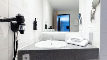 Dusche, kostenlose Toilettenartikel, Haartrockner, Handtücher
