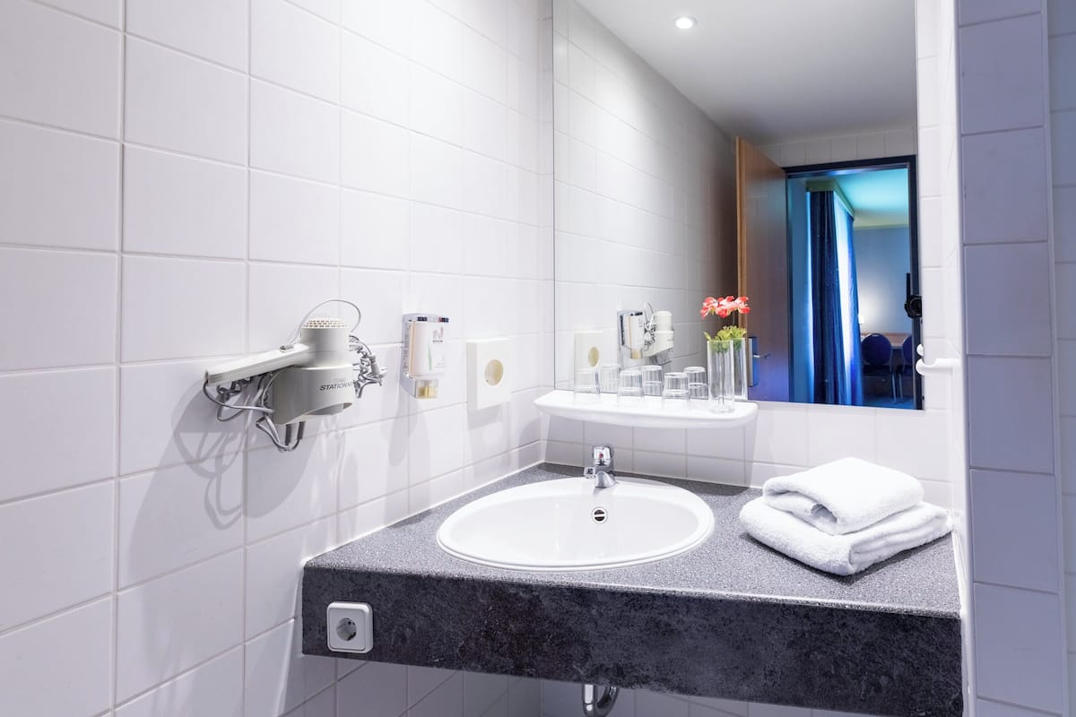 Douche, articles de toilette gratuits, sĂšche-cheveux