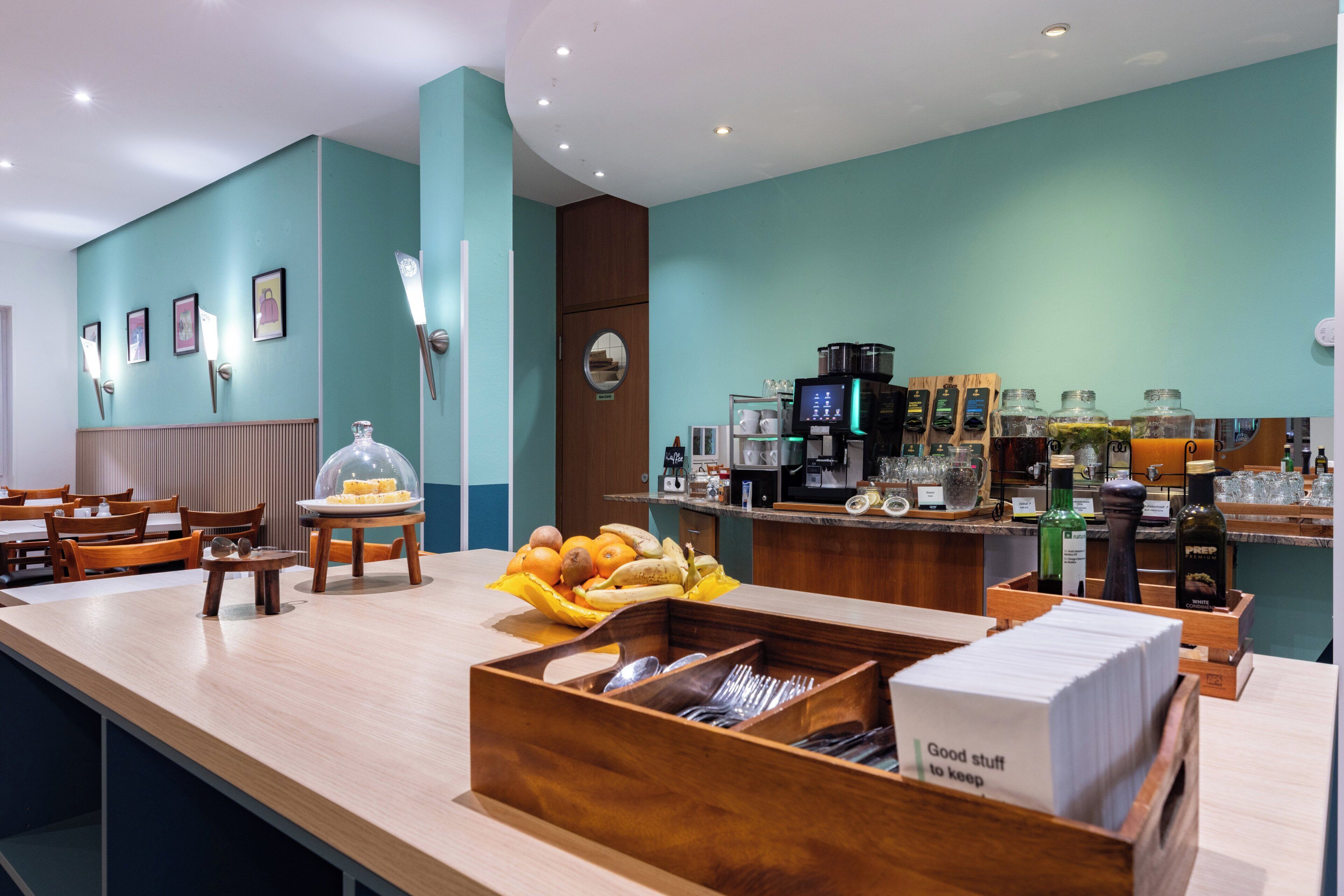 Un restaurante con mostrador, zona de estar y máquina de café.