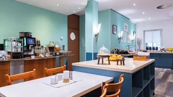 Un café moderno con barra, asientos y mostrador con diversos productos.