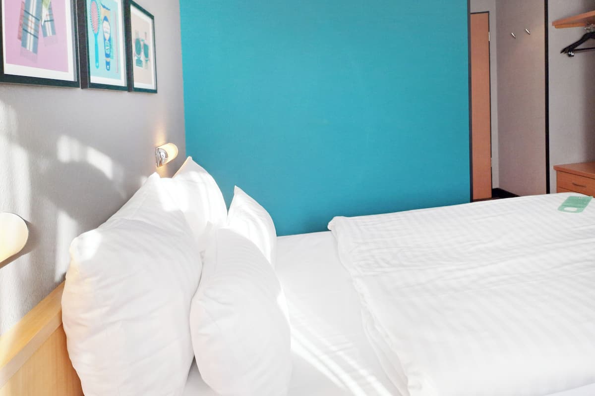 Ropa de cama hipoalergénica, escritorio y cortinas blackout