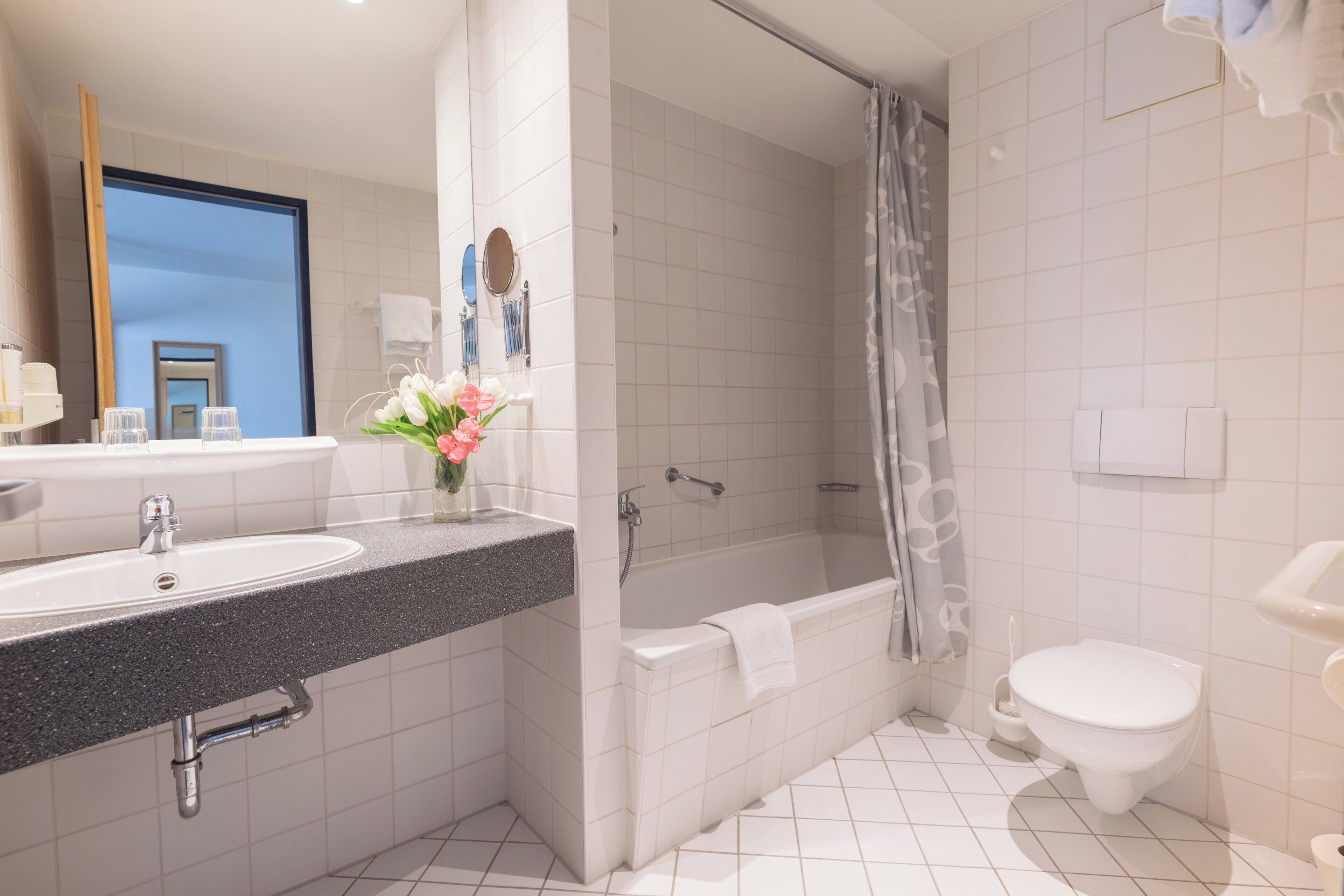 Dusche, kostenlose Toilettenartikel, Haartrockner, Handtücher