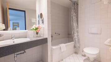 Dusche, kostenlose Toilettenartikel, Haartrockner, Handtücher