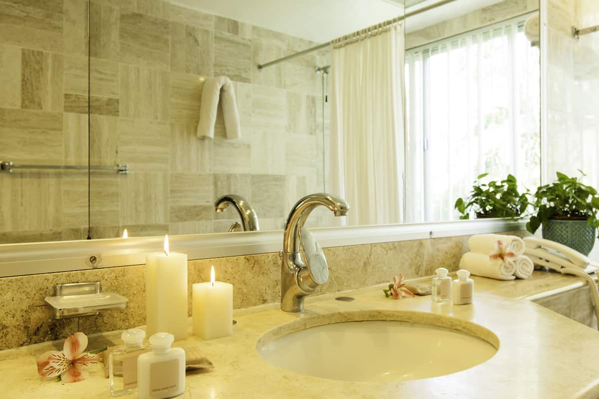 shower, free toiletries, hair dryer, towels