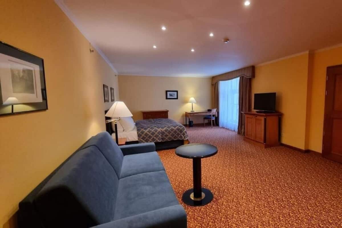 Minibar, in-room safe, desk, laptop workspace