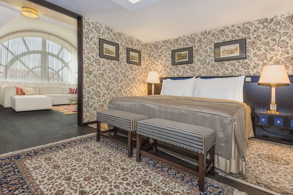 Minibar, in-room safe, desk, laptop workspace