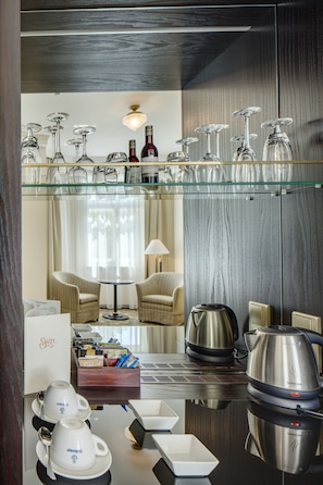 Superior Room | Minibar, in-room safe, desk, laptop workspace