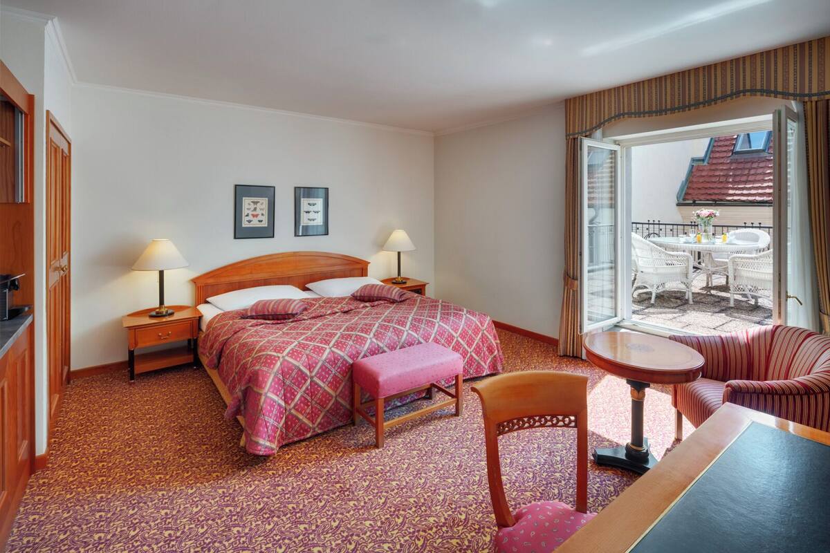 Hypo-allergenic bedding, minibar, in-room safe, desk
