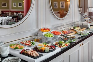 Café da manhã com buffet todos os dias (CZK 390 por pessoa) 