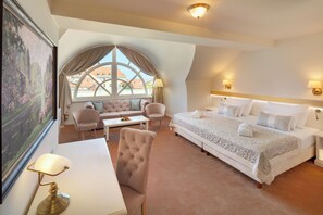 Suite | Hypoallergeen beddengoed, een minibar, een kluis op de kamer, een bureau