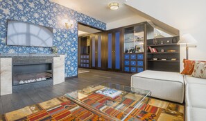 Senior Suite, 1 Bedroom, Garden View | Living area | 40-inch flat-screen TV with satellite channels, TV