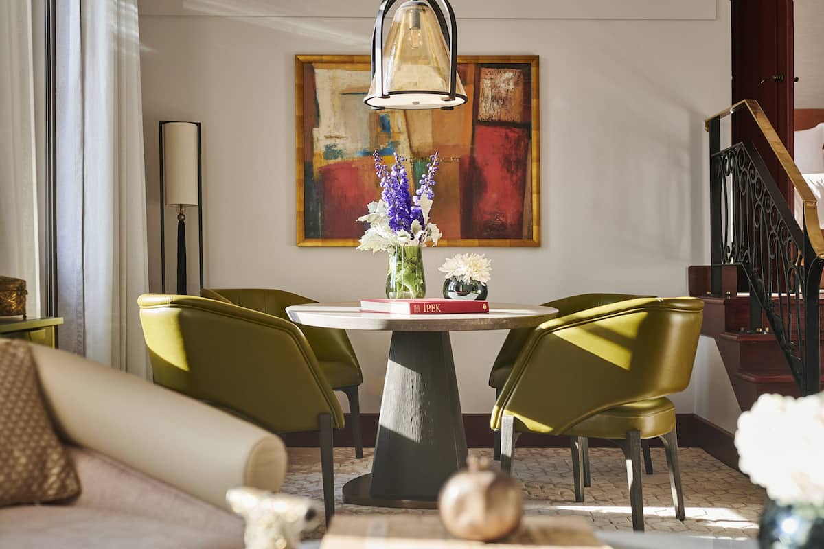 Suite – deluxe, 1 soverom, ikke-røyk | Sengetøy av topp kvalitet, dundyner, minibar og safe på rommet