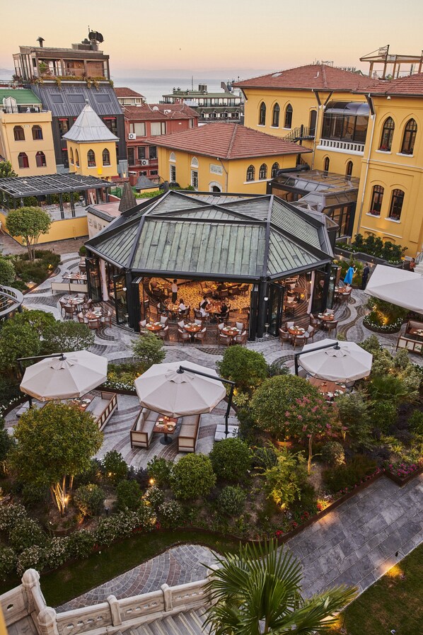 2 restaurants, breakfast served