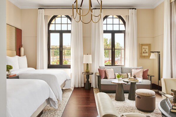 Room (Four Seasons) | Premium bedding, down duvets, minibar, in-room safe