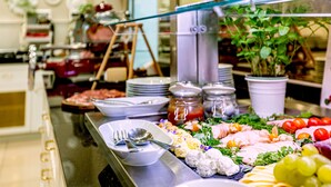 Un bufé con distintos alimentos y utensilios.