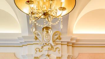 Un candelabro con múltiples lámparas y detalles decorativos.