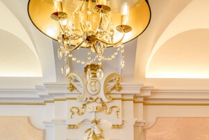 Un lampadario con diverse lampade e decorazioni.