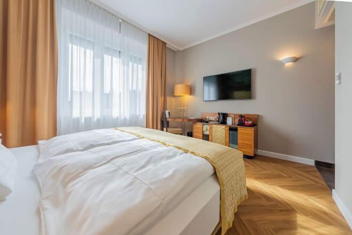 Premium bedding, pillowtop beds, in-room safe, individually decorated