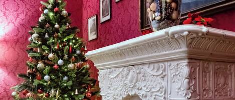 Un sapin de Noël dans une pièce avec une cheminée.