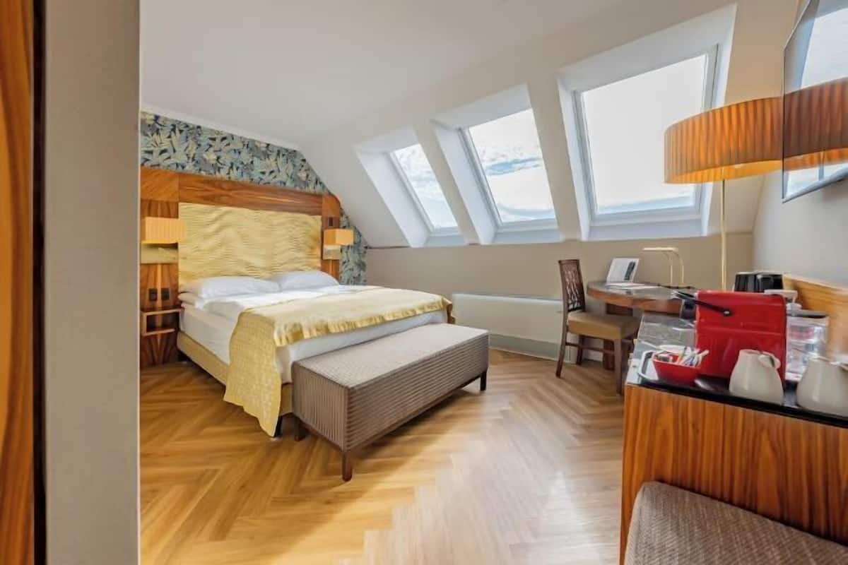 Premium bedding, pillowtop beds, in-room safe, individually decorated