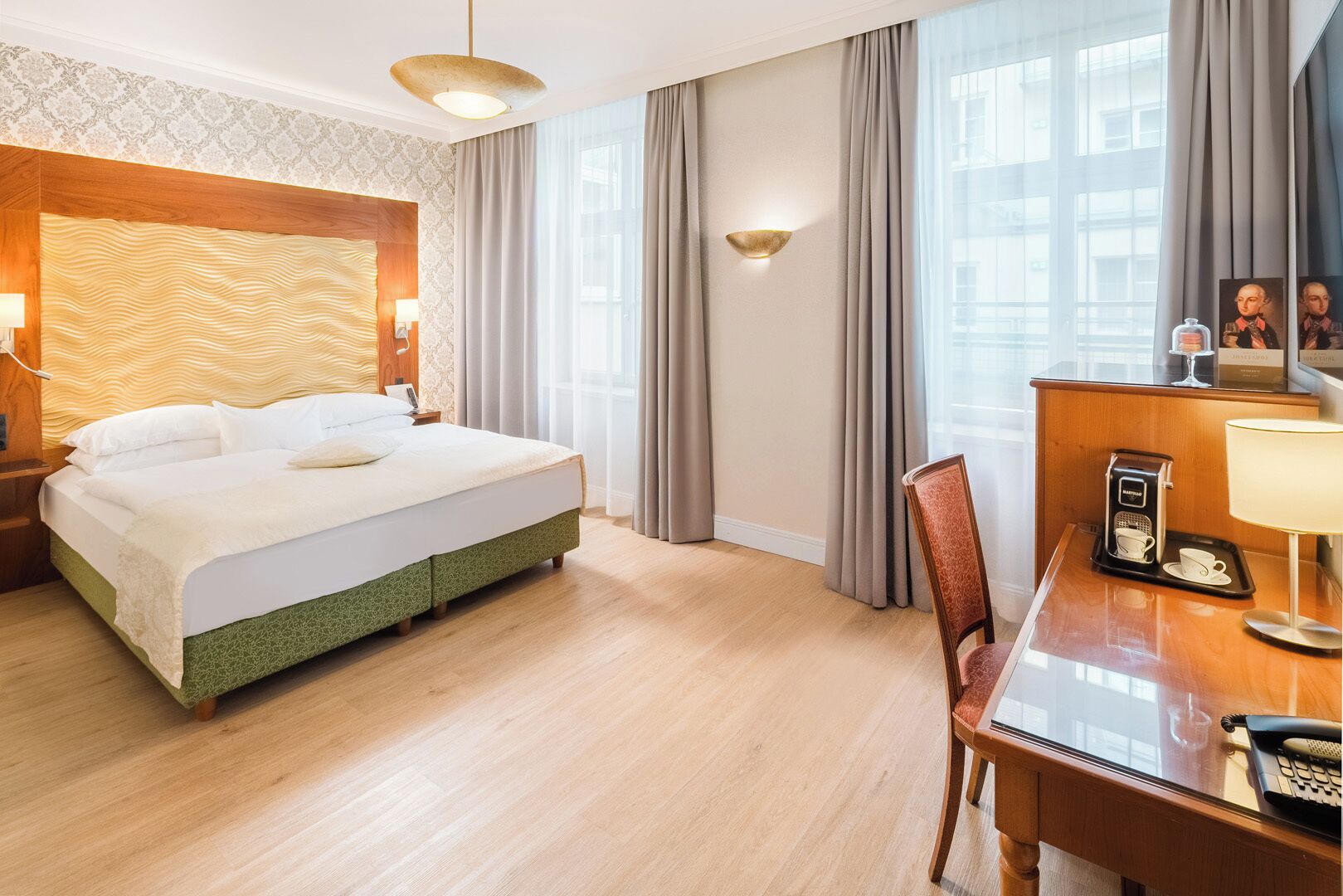 Superior Room (Wiener Elégance) | Peralatan tempat tidur premium, tilam berlapik, peti besi dalam bilik 