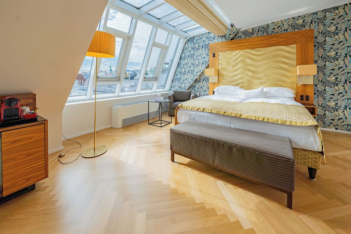 Junior Suite | 고급 침구, 필로우탑 침대, 객실 내 금고, 각각 다른 스타일의 인테리어